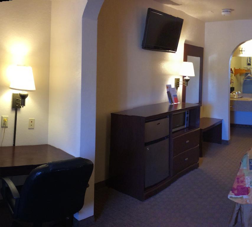 Super 8 By Wyndham Idabel Motel Room photo